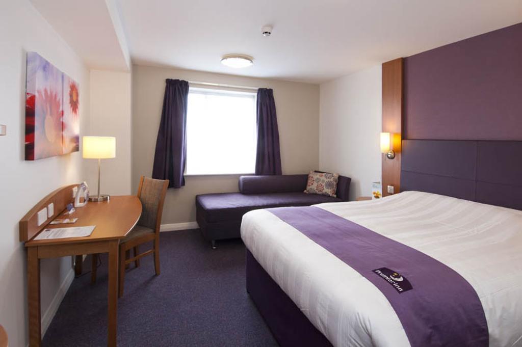 Premier Inn London Gatwick Airport - A23 Airport Way Crawley  Exterior foto